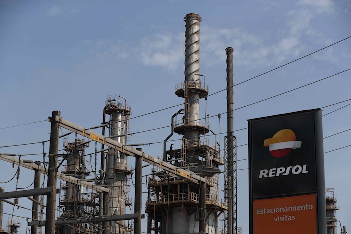 Fotografía de la fachada de la refinería La Pampilla de Repsol, en Lima (Perú).