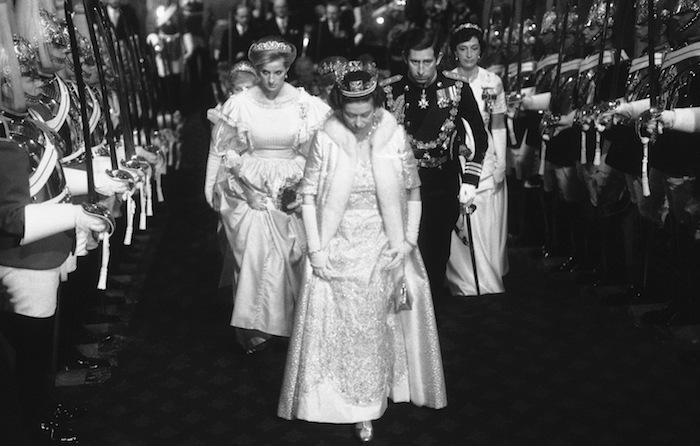 La reina Isabel II de Gran Bretaña es seguida por la princesa Diana y el príncipe de Gales, Carlos, a su llegada para el inicio de sesiones en el Parlamento en Londres el 6 de noviembre de 1984.