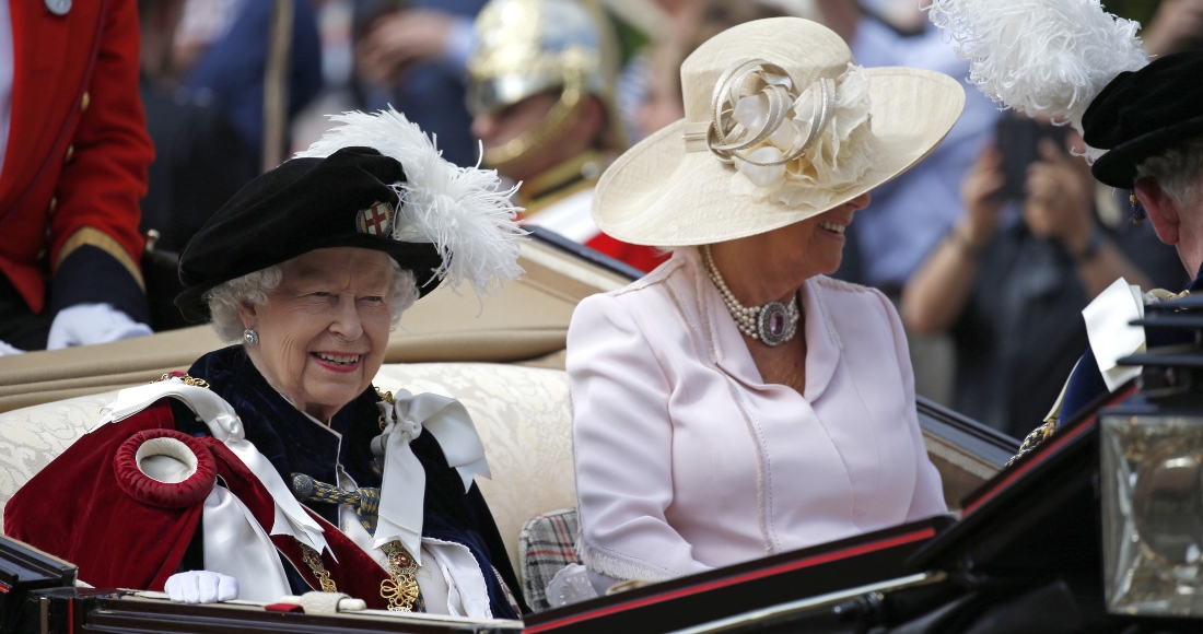 Imagen de archivo de la reina Isabel II, junto a Camila, duquesa de Cornualles (d), en un carruaje durante una ceremonia en Windsor.