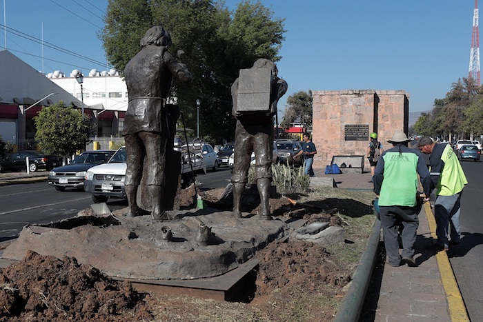 Trabajadores Inician La Reubicación Del Monumento a Constructores Hoy En La Ciudad De Morelia Estado De Michoacán méxico