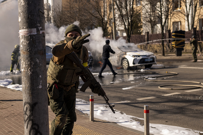 Soldados Ucranianos Toman Posiciones En Torno a Una Instalación Militar Mientras Arden Dos Automóviles En Una Calle En Kiev Ucrania Sábado De Febrero De