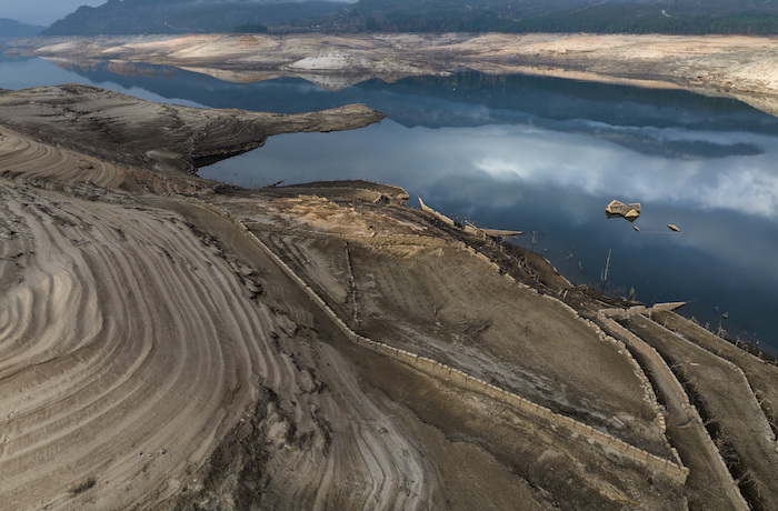 El tejado de una casa sumergida hace tres décadas cuando una presa hidroeléctrica inundó el valle, emerge debido a la sequía en el embalse de Lindoso, en el noroeste de España, el sábado 12 de febrero de 2022.