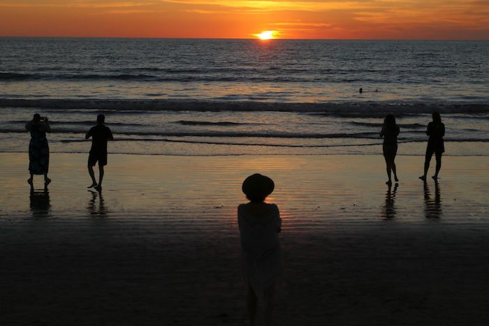 Turistas Disfrutan De La Vista Del Atardecer En La Playa De Puerto Vallarta