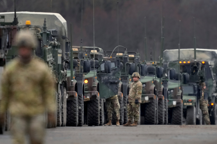 Estados Unidos advierte que Rusia podría invadir Ucrania cualquier día y Kiev alerta a la población que localice su refugio antibombas más cercano.