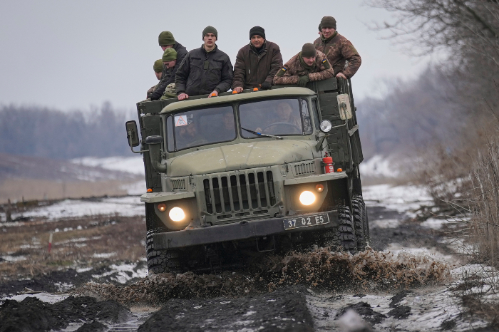 Soldados ucranianos durante maniobras militares en la región de Donetsk, en el este del país.