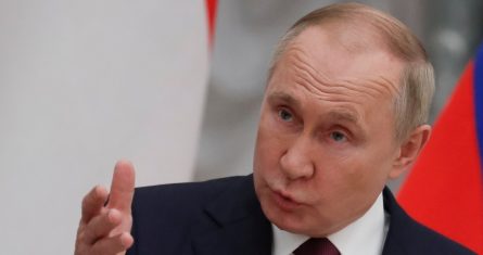 El Presidente ruso Vladímir Putin habla en conferencia de prensa en Moscú, 1 de febrero de 2022.