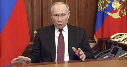 En esta imagen tomada de un video publicado por el Servicio presidencial ruso de prensa, el Presidente de Rusia, Vladímir Putin, se dirige a la nación en Moscú, Rusia, el jueves 24 de febrero de 2022.