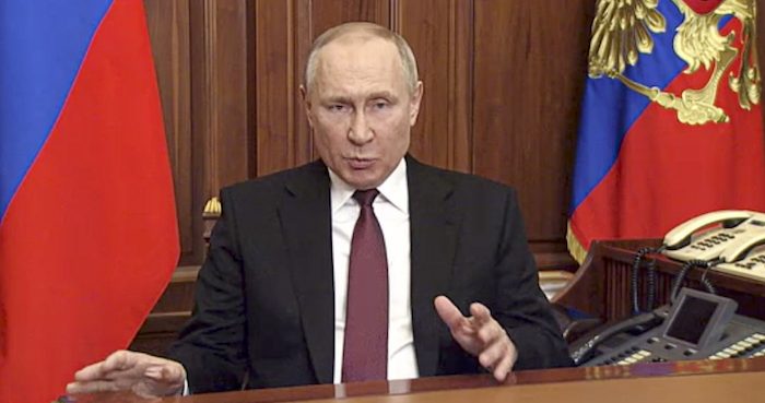 En esta imagen tomada de un video publicado por el Servicio presidencial ruso de prensa, el Presidente de Rusia, Vladímir Putin, se dirige a la nación en Moscú, Rusia, el jueves 24 de febrero de 2022.