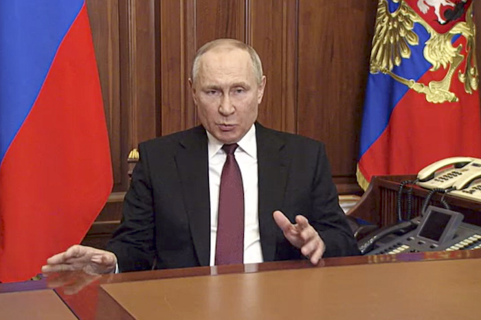 En esta imagen tomada de un video publicado por el servicio presidencial ruso de prensa, el Presidente de Rusia, Vladímir Putin, se dirige a la nación en Moscú, Rusia, el jueves 24 de febrero de 2022.