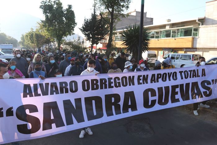 Sandra Cuevas, Alcaldesa de Cuauhtémoc con licencia, acompañada de algunos alcaldes y personas que iban a apoyarla a su audiencia en el Reclusorio Norte.