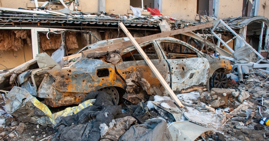 Un auto destruido por proyectiles se ve en una calle de Járkiv, Ucrania, el martes 22 de marzo de 2022.