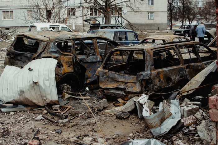 Autos dañados por proyectiles en el patio de un edificio de apartamentos en Chernígov, Ucrania, el miércoles 9 de marzo de 2022.