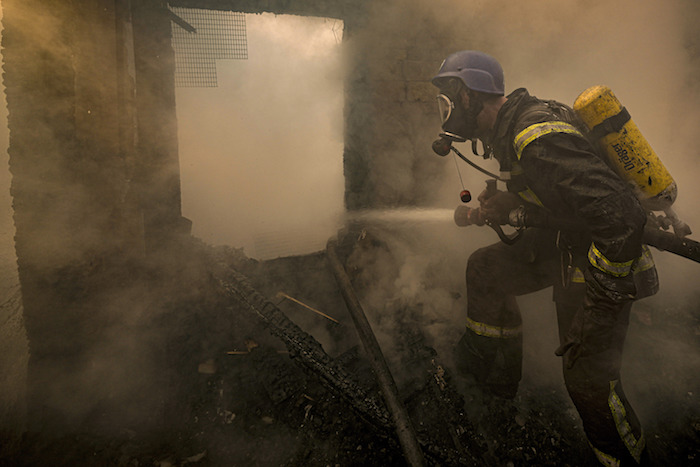 Un Bombero Ucraniano Rocía Agua En Una Casa Destruida Por Proyectiles En Kiev Ucrania El Miércoles De Marzo De