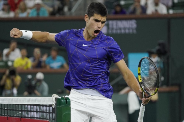 Carlos Alcaraz, de España, celebra un punto sobre Cameron Norrie, de Gran Bretaña, durante un partido de cuartos de final en el torneo de tenis BNP Paribas Open el jueves 17 de marzo de 2022 en Indian Wells, California.