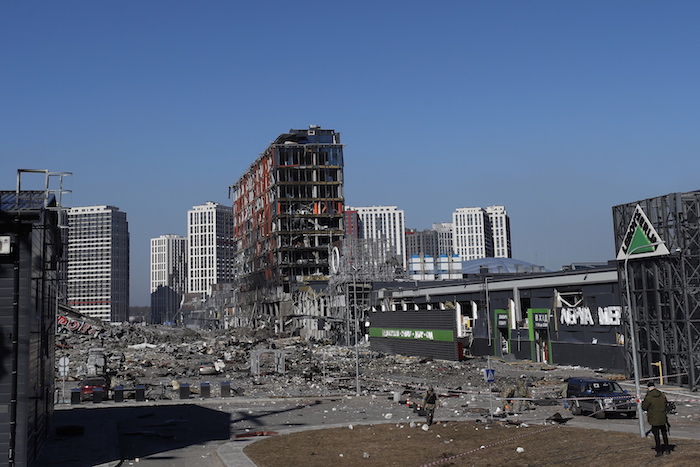 El Centro Comercial Quedó Destruido Como Consecuencia Del Fuego Que Provocó El Ataque De Las Fuerzas Rusas Y También Resultaron Dañadas Las Ventanas De Las Viviendas Próximas Y Los Coches Estacionados En Las Inmediaciones