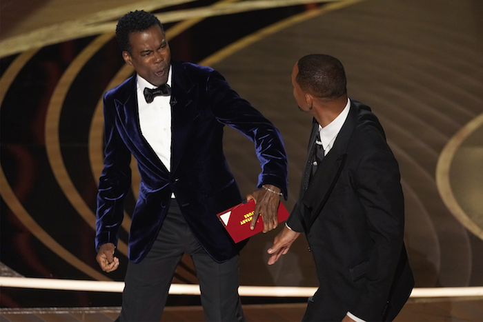 El Presentador Chris Rock a La Izquierda Reacciona Tras Ser Confrontado Por Will Smith Mientras Presentaba El Premio Al Mejor Documental En La Ceremonia De Los Óscar Tras Hacer Un Chiste Sobre Su Esposa Jada Pinkett Smith El Domingo De Marzo De En El Teatro Dolby En Los Ángeles