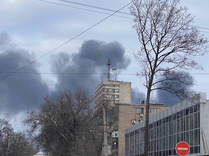 Columnas de humo salen de una zona residencial en la ciudad de Mariúpol, en el sureste de Ucrania y asediada desde hace tres semanas por las tropas rusas, el sábado 19 de marzo de 2022.