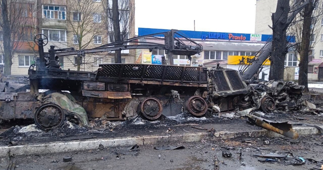 Una vista de los daños sufridos en la zona residencial de Borodyanka, en las afueras de Kiev, Ucrania, el jueves 3 de marzo de 2022, luego de un ataque ruso.