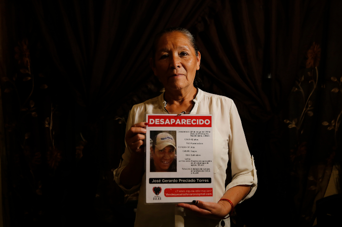 La señora María del Refugio Torres, posa con un cartel de búsqueda de su hijo José Preciado, desaparecido hace 8 años, durante una entrevista con Efe el 18 de marzo de 2022 en Guadalajara, Jalisco (México).