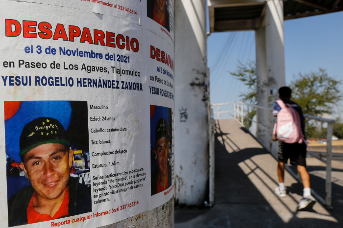 Vista de un cartel con el retrato y datos de un hombre desaparecido, el 18 de marzo de 2022 en Guadalajara, Jalisco.