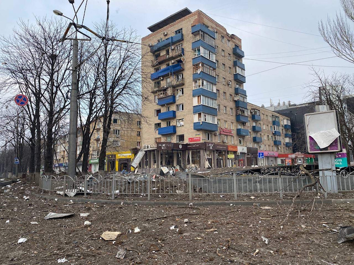 Un edificio residencial dañado por los bombardeos atribuidos al ejército de Moscú en la ciudad de Mariúpol, asediada desde hace tres semanas por las tropas rusas situada en el sureste del país, el sábado 19 de marzo de 2022.