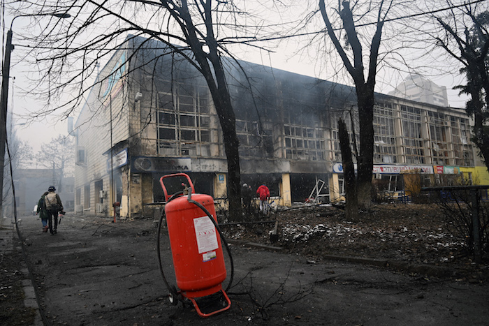 Vista de varios edificios destruidos tras el bombardeo ruso a la torre de televisión de Kiev (Ucrania), en el que murieron al menos cinco civiles.