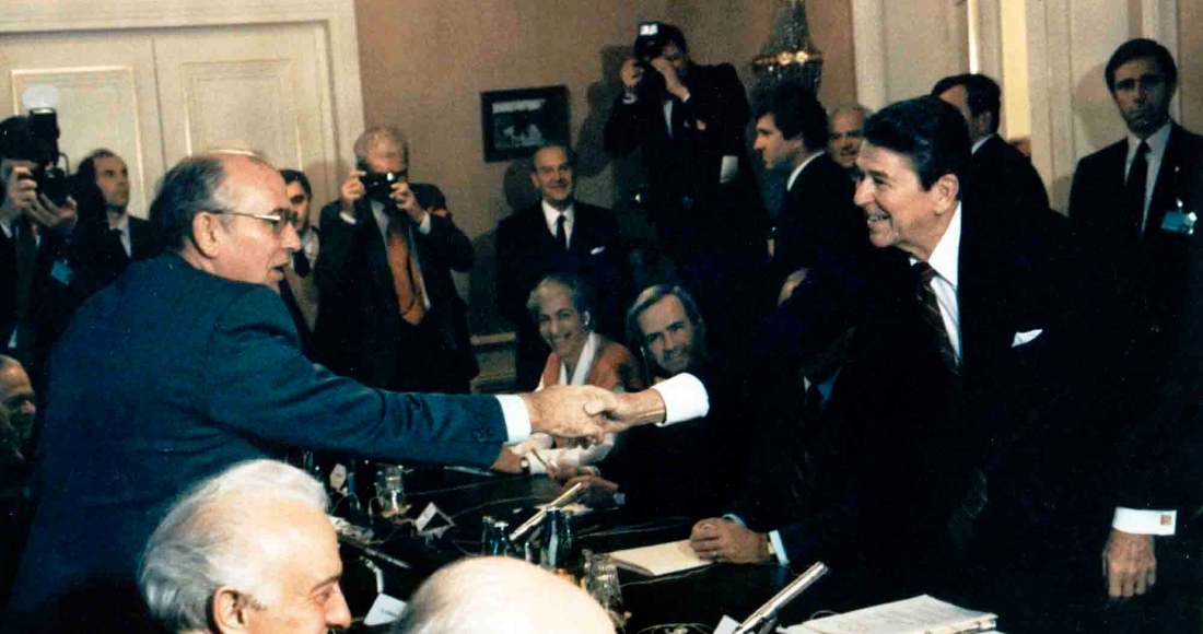 El líder soviético Mikhail Gorbachev le da la mano al Presidente de Estados Unidos Ronald Reagan en la conferencia de Ginebra en noviembre de 1985. La invasión de Ucrania hace recordar a muchos los tiempos de la Guerra Fría.