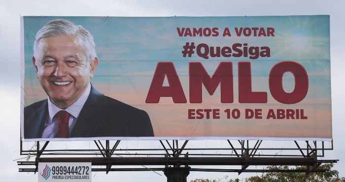 Un espectacular se observa en Mérida para votar a favor de que siga en su mandato el Presidente Andrés Manuel López Obrador, en el ejercicio de Revocación de Mandato.