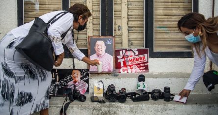 Grupos de periodistas protestan para exigir seguridad ante la ola de asesinatos a periodistas en Salina Cruz, estado de Oaxaca (México), el pasado mes de febrero.