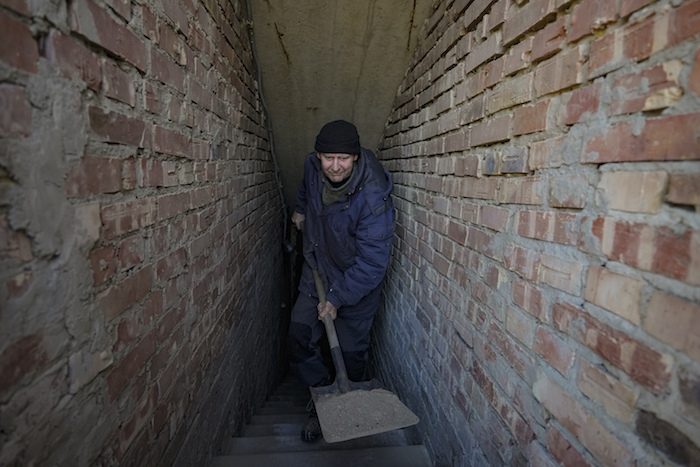 Un hombre limpia un refugio antibombas en Kiev, Ucrania, el 28 de febrero de 2022.