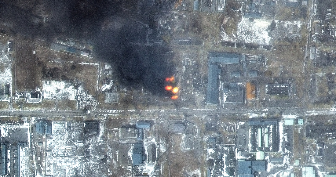 Imagen de satélite proporcionada por Maxar Technologies que muestra edificios y daños de los bombardeos en la ciudad de Mariupol, Ucrania.