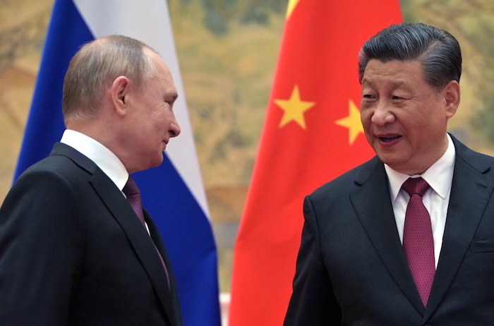 El Presidente de Rusia, Vladímir Putin (i), y el Presidente de China, Xi Jinping (d), se saludan en Pekín, China, el 4 de febrero de 2022.