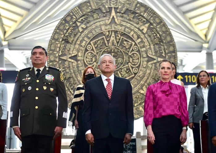 Luis Cresencio Sandoval, Secretario de la Defensa Nacional; Andrés Manuel López Obrador, Presidente de México, y su esposa Beatriz Gutiérrez Müller en la inauguración del nuevo aeropuerto.