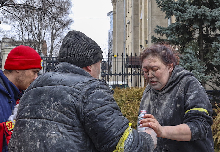 Una mujer es atendida de las heridas sufridas en un bombardeo ruso sobre la ciudad ucraniana de Járkov.