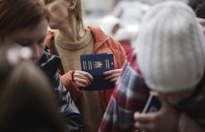 Una Mujer Sostiene Un Pasaporte Ucraniano Mientras Espera a Registrarse Para Tomar Un Autobús Que Llevará Refugiados a Alemania En La Estación De Tren De Przemysl Polonia El Jueves De Marzo De