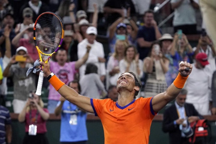 Rafael Nadal, de España, celebra después de derrotar a Carlos Alcaraz, de España, durante las semifinales de individuales masculinos en el torneo de tenis BNP Paribas Open el sábado 19 de marzo de 2022 en Indian Wells, California. Nadal ganó 6-4, 4-6, 6-3.