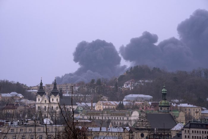 Una Nube De Humo Se Eleva En El Aire El Sábado De Marzo De En Lviv En El Oeste De Ucrania