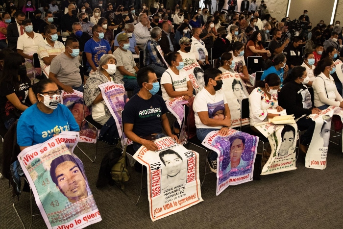 Padres de los 43 normalistas desaparecidos de Ayotzinapa durante la presentación del tercer informe del GIEI.