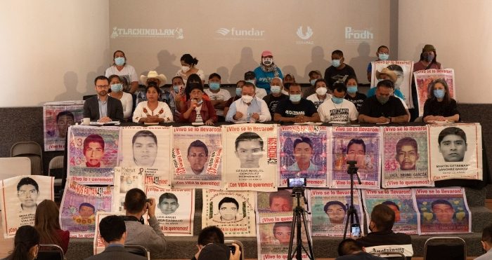 Madres y padres de los 43 normalistas desaparecidos ofrecieron su postura sobre el tercer informe Ayotzinapa del Grupo Interdisciplinario de Expertos Independientes.