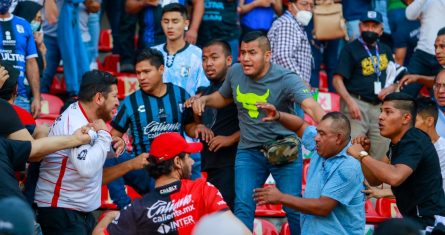 Aficionados del Querétaro y del Atlas riñen durante un partido de la Liga Mx, disputado el sábado 5 de marzo de 2022, en el Estadio Corregidora.