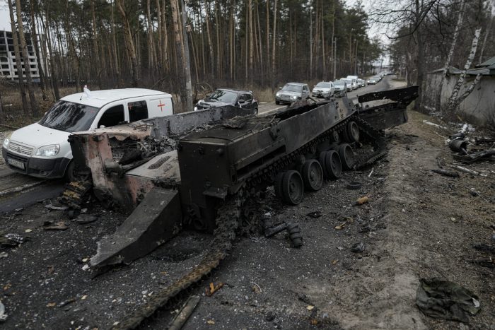 Una Fila De Vehículos Pasa Junto a Un Tanque Ruso Destruido En Irpin Ucrania El De Marzo De