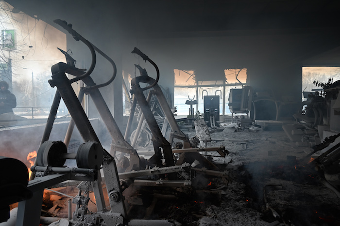 Vista del interior de una tienda de material deportivo, aún en llamas, tras el bombardeo ruso a la torre de televisión de Kiev (Ucrania).