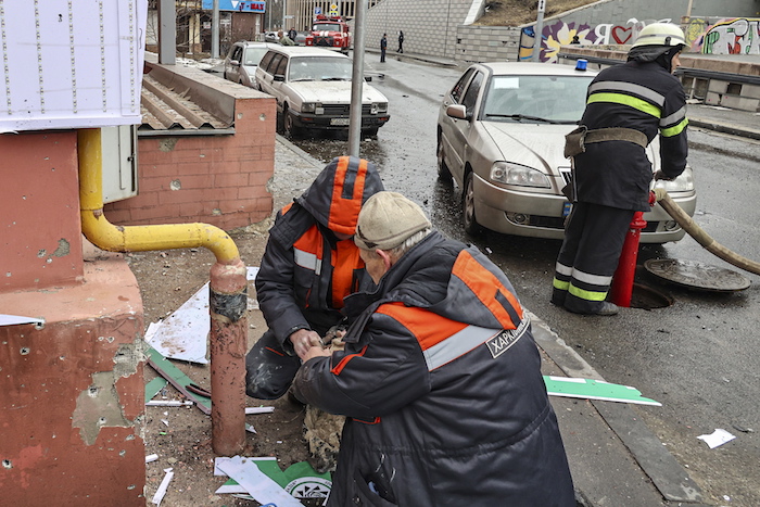 Trabajadores municipales evalúan los daños ocasionados por los bombardeos rusos sobre el centro de la ciudad ucraniana de Járkov.