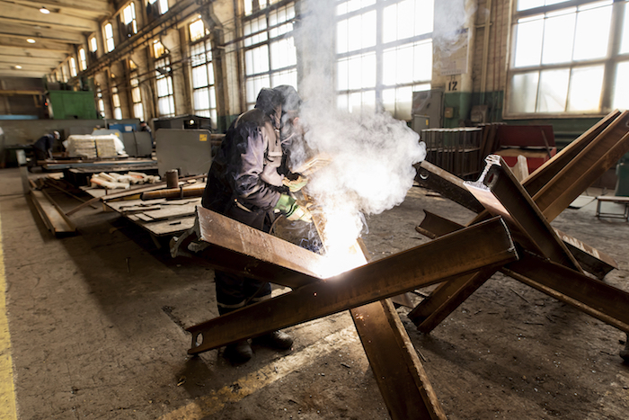 Un Trabajador Suelda Metal Dentro De La Planta Interpipe Steel En Dnipro Ucrania El Jueves De Marzo De