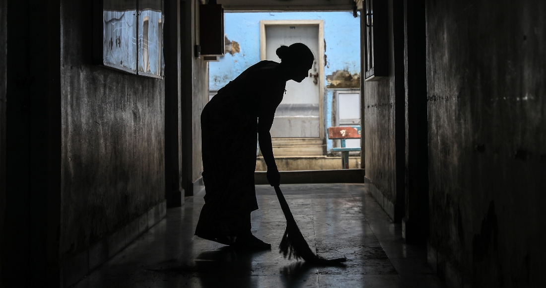 La ocupación de trabajadora del hogar que predomina es la que se refiere a la realización de quehaceres de limpieza y otras actividades complementarias con 1.8 millones de personas (86 por ciento).