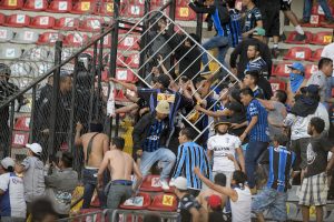 Aficionados del Querétaro y del Atlas riñen durante un partido de la Liga Mx, el sábado 5 de marzo de 2022, en el Estadio Corregidora de Querétaro.