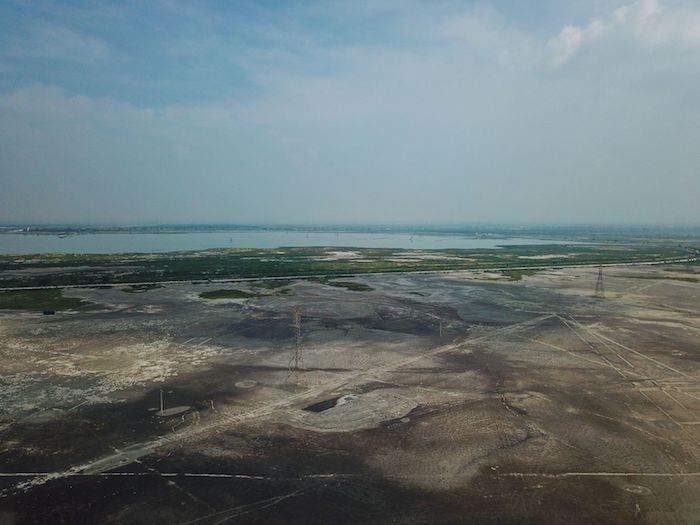 Vista del Lago Nabor Carrillo y sus alrededores, el cual comenzó a ser secado como parte de la construcción del Nuevo Aeropuerto de la Ciudad de México.