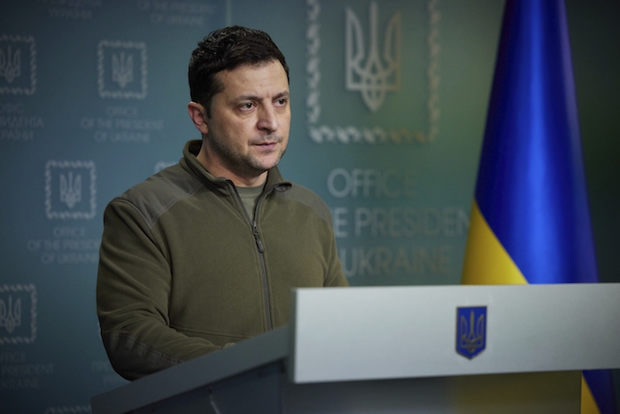 En esta fotografía facilitada por la Oficina Presidencial de Prensa de Ucrania, el mandatario ucraniano Volodymyr Zelenskyy dirige un mensaje a la nación, el viernes 25 de febrero de 2022, en Kiev.