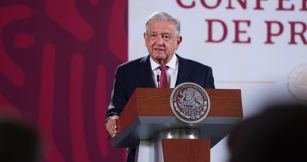 El Presidente Andrés Manuel López Obrador durante su conferencia de prensa matutina en Palacio Nacional.