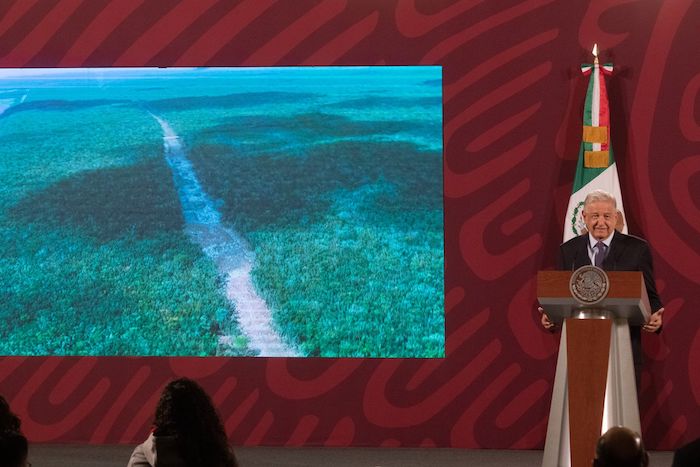 Andrés Manuel López Obrador, Presidente de México, muestra parte de la zona que ha sido deforestada por el paso del Tren Maya, y reiteró que más ha dañado la empresa estadounidense Vulcan Materials Company que se dedicaba a extraer material rocoso de la playa, en Quintana Roo.